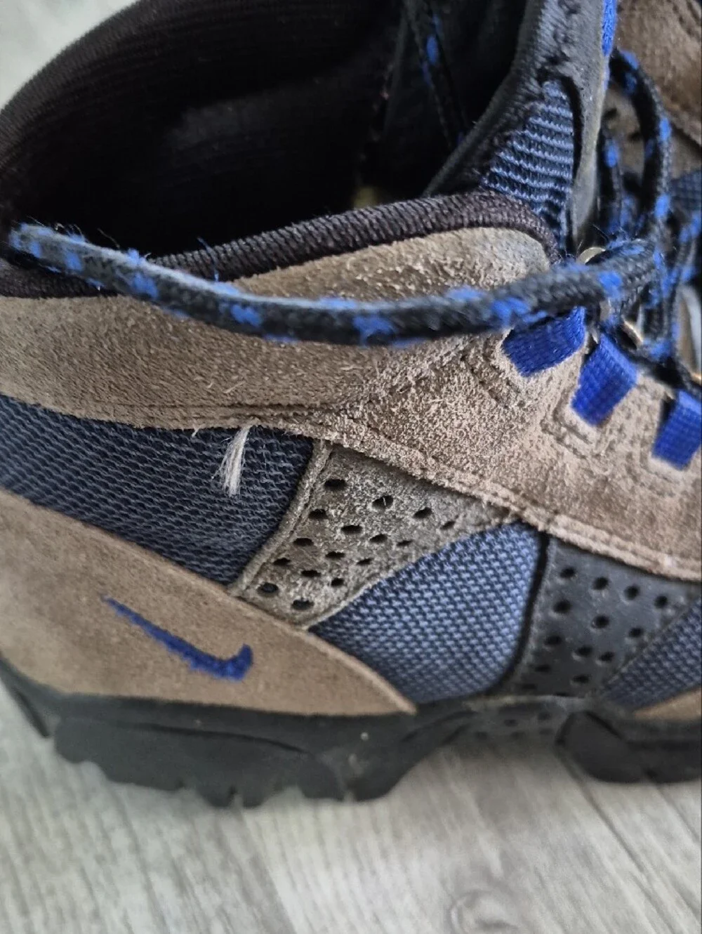 Nike Men's Brown and Blue Trail Boots with Lace-Up Support